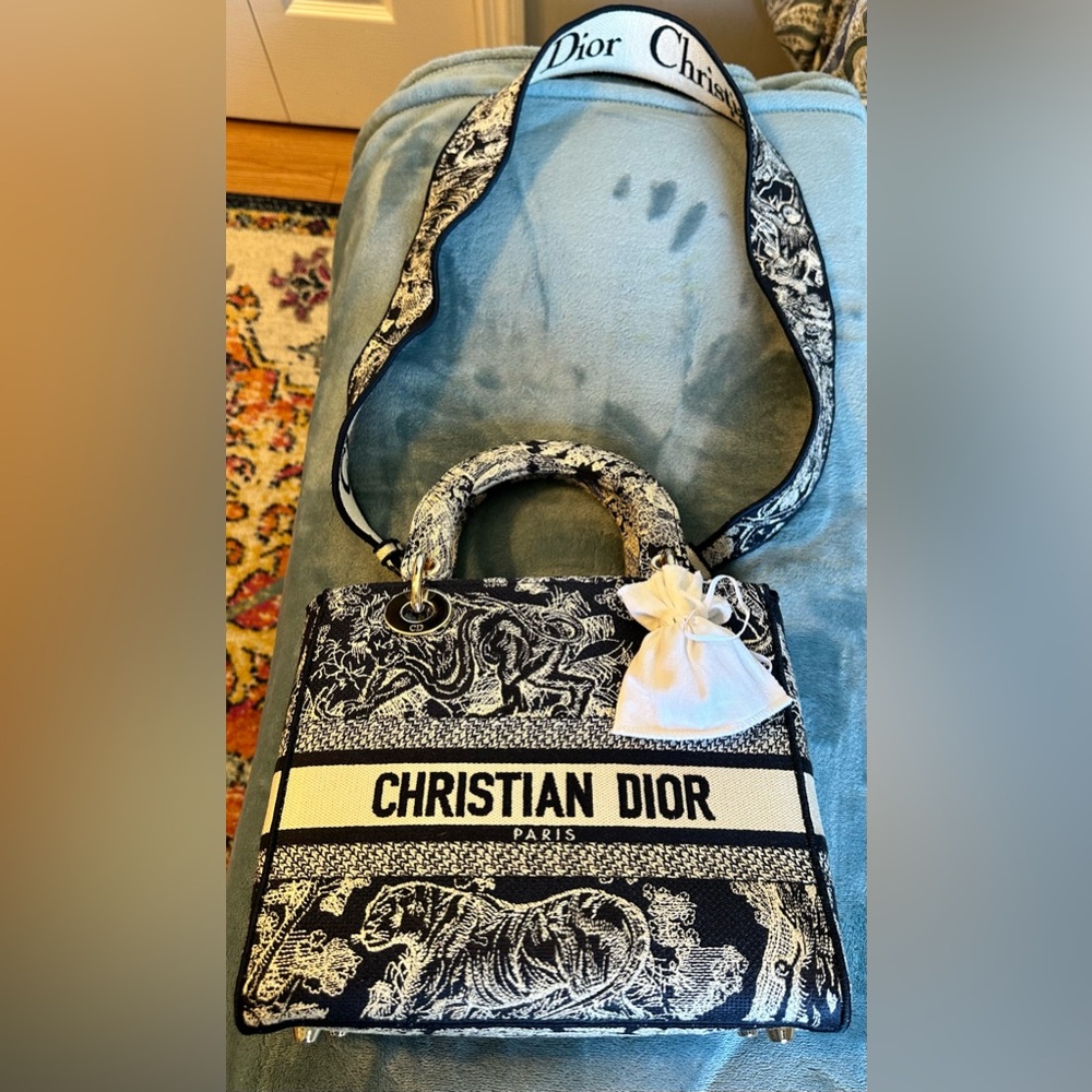 100% Authentic Dior: Medium Lady D-Lite Bag, Canvas Blue Toile de Jouy Embroider - Picture 15 of 15